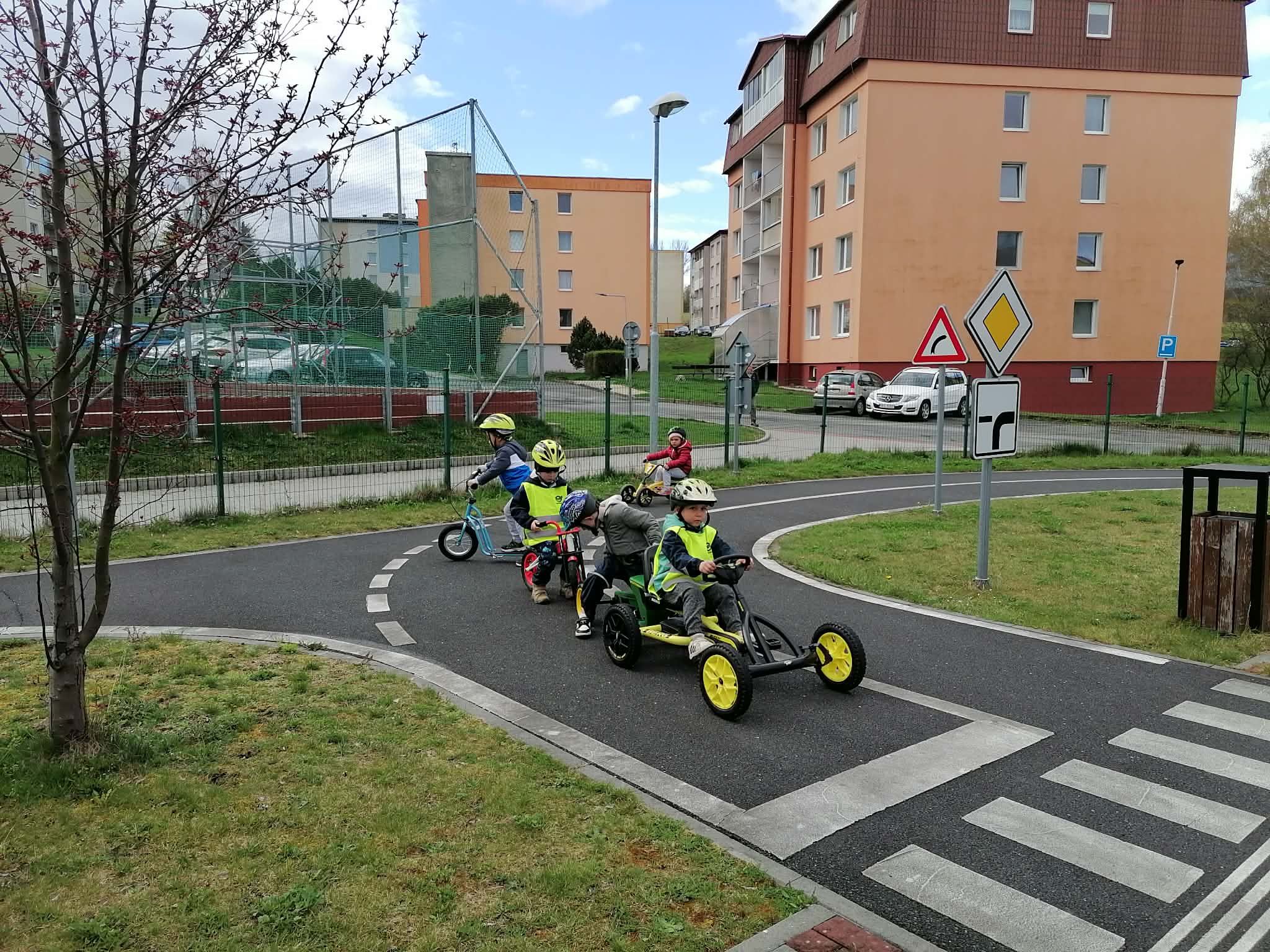 Malí řidiči v akci